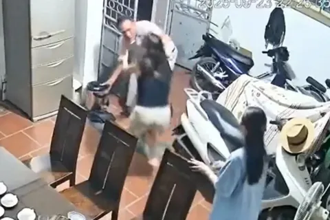 Điều tra vụ người đàn ông phá cổng nhà hàng xóm, xông vào đánh người ở Hà Nội