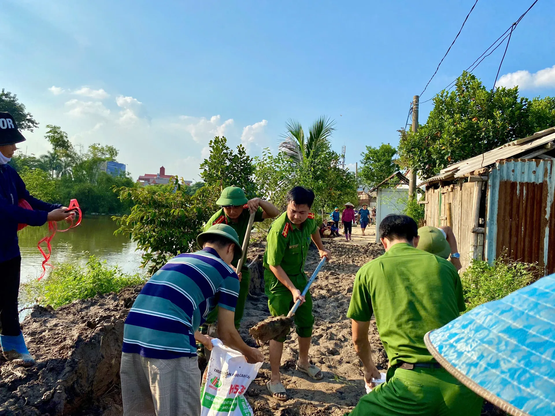 Công an TP Hà Nội hỗ trợ người dân xã Trung Giã khắc phục hậu quả mưa lũ