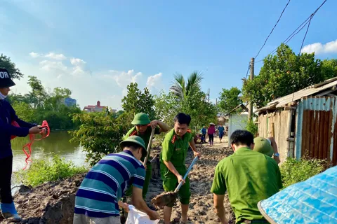 Công an TP Hà Nội hỗ trợ người dân xã Trung Giã khắc phục hậu quả mưa lũ
