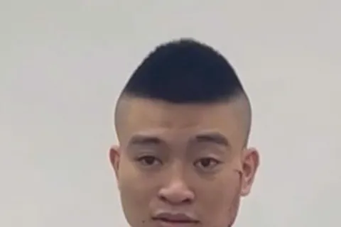 Khởi tố thanh niên đi xe Mercedes cướp giật tài sản