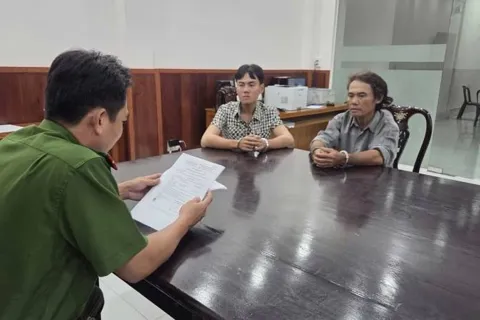 Hi hữu hai cha con bị bắt cùng có lệnh truy nã