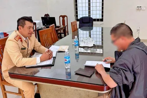 Xử phạt tài xế xe khách không nhường đường cho đoàn xe ưu tiên trên cầu Vĩnh Tuy