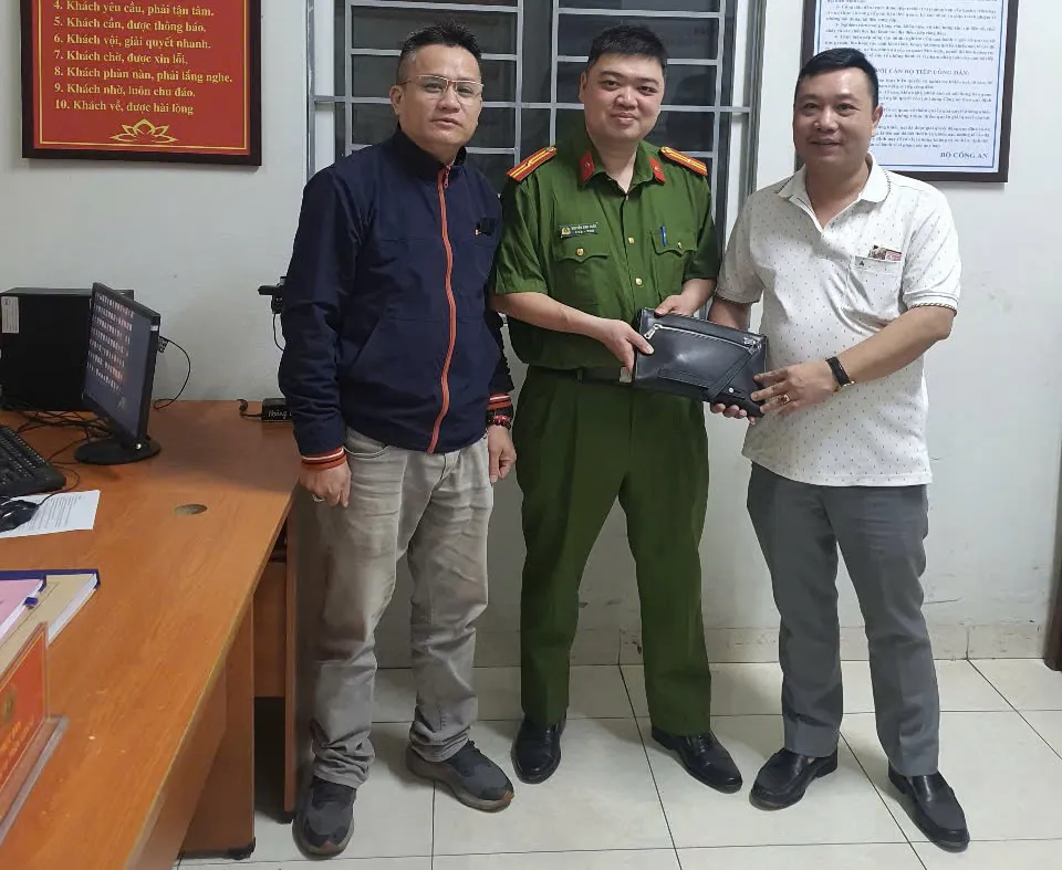 Công an phường Hoàng Liệt trao trả 110 triệu đồng cho người bị mất
