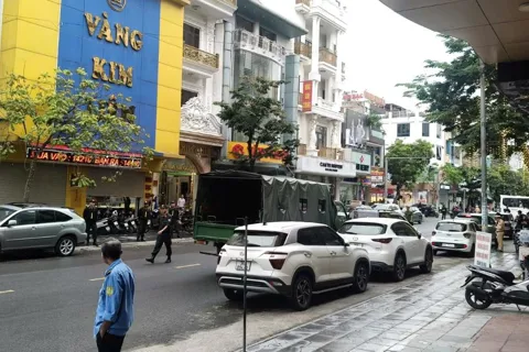 Công an khám xét hàng loạt tiệm vàng nổi tiếng ở Thanh Hóa