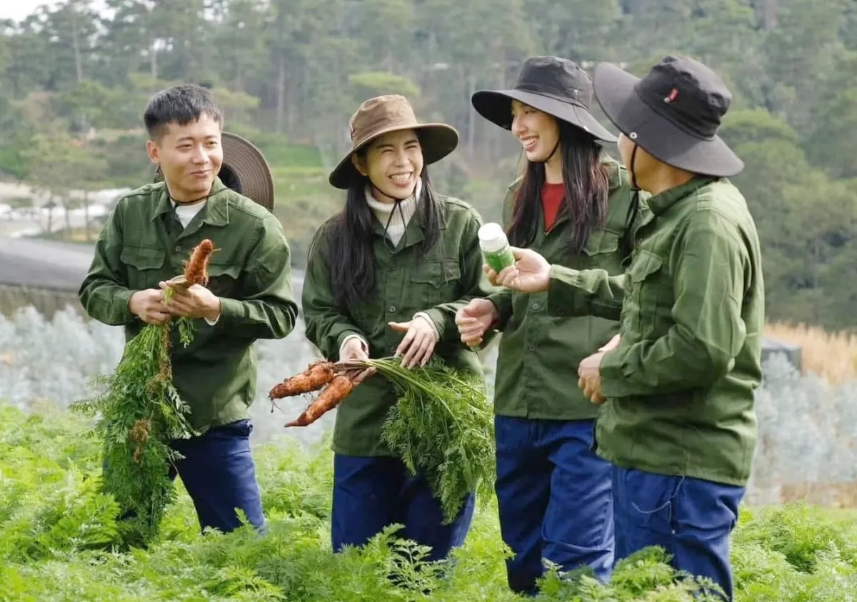 Nhóm Quang Linh Vlog, hoa hậu Thùy Tiên mượn vườn nông trại để "diễn" lừa khán giả