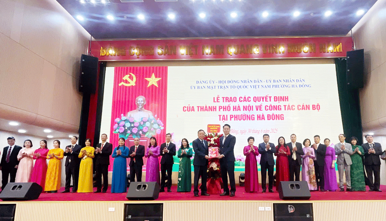 Phó Bí thư Thường trực Thành ủy Hà Nội Nguyễn Văn Phong trao quyết định về công tác cán bộ tại phường Hà Đông
