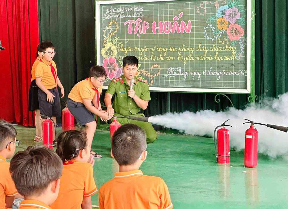 Hà Đông: tăng cường phổ biến kiến thức PCCC cho giáo viên và học sinh