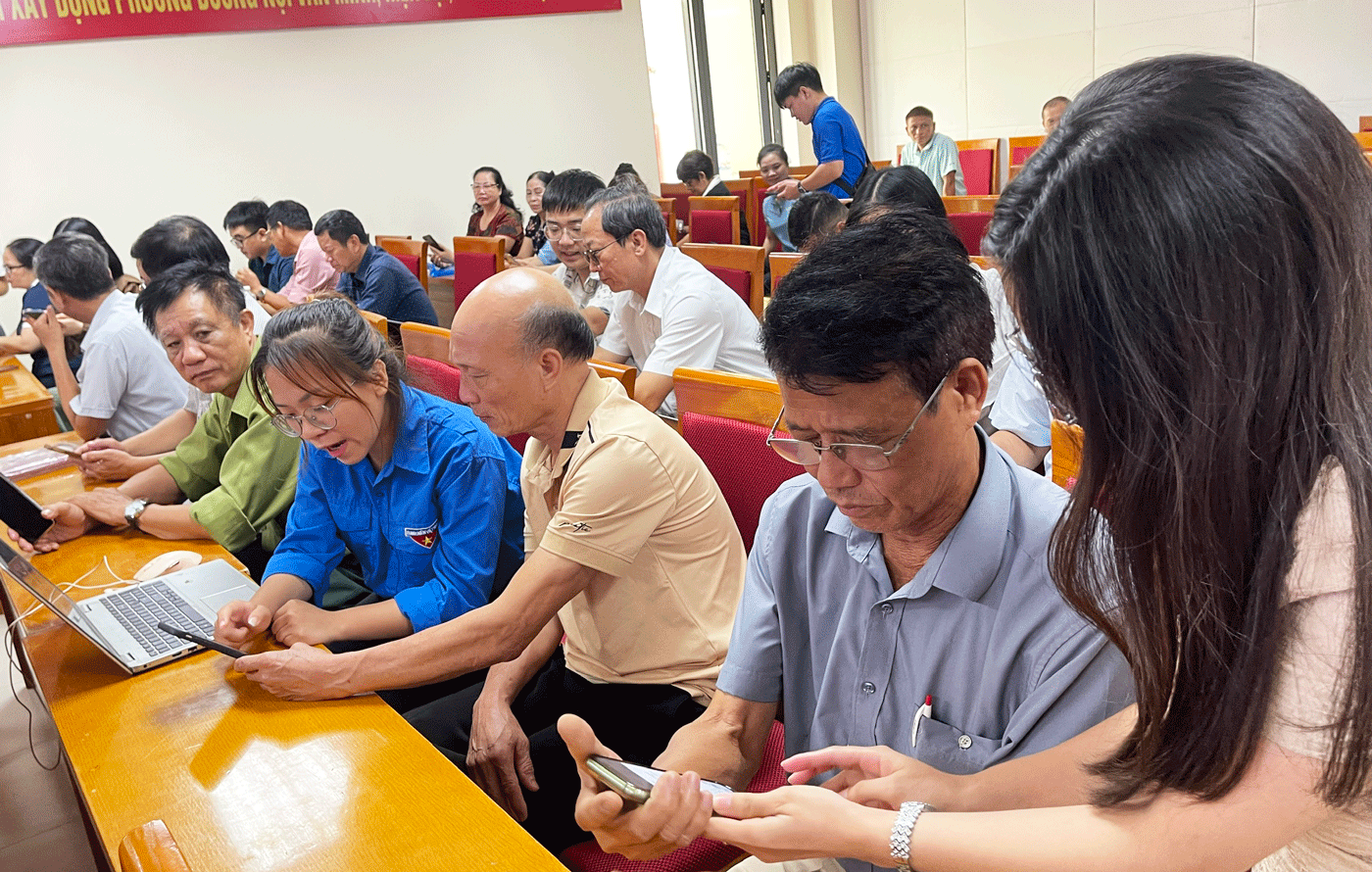 Phường Dương Nội tổ chức lớp Bình dân học vụ AI