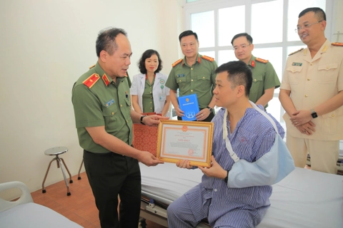 Thiếu tướng Nguyễn Thanh Tùng thăm Thượng tá cảnh sát bị thương khi chữa cháy