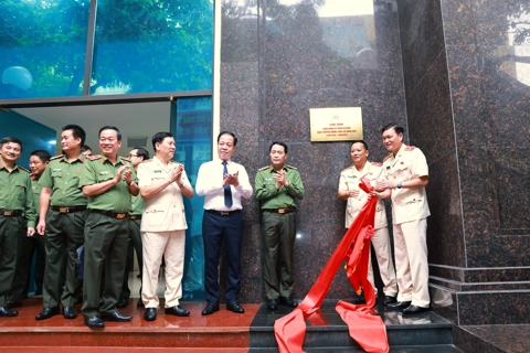 Khánh thành, gắn biển công trình Trung tâm chỉ huy tác chiến khu vực chính trị Ba Đình