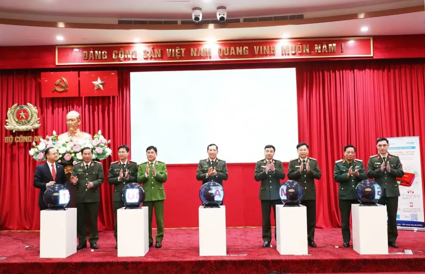 Bộ Công an ra mắt trung tâm thông tin chỉ huy phòng cháy, chữa cháy, ứng dụng “Báo cháy 114”