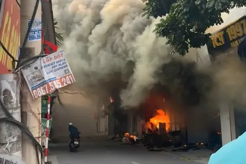 Cháy lớn ở phố Bắc Cầu, phường Bồ Đề