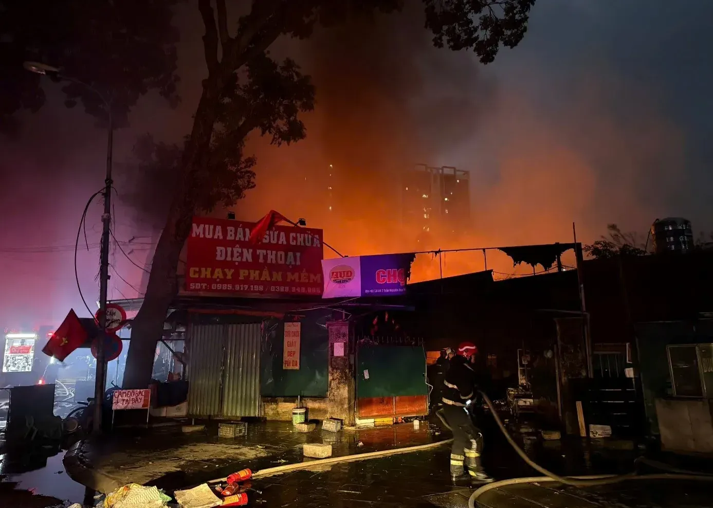 Cháy lớn tại chợ Xanh ở phường Phương Liệt