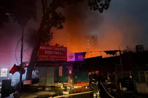 Cháy lớn tại chợ Xanh ở phường Phương Liệt