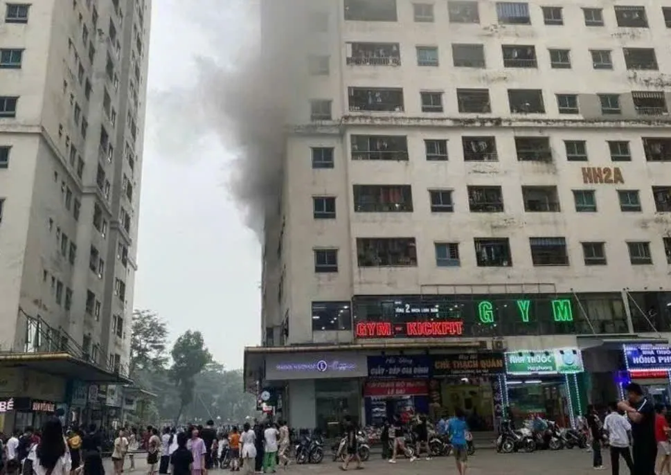 Hà Nội: khói bốc nghi ngút tại căn hộ chung cư ở Linh Đàm