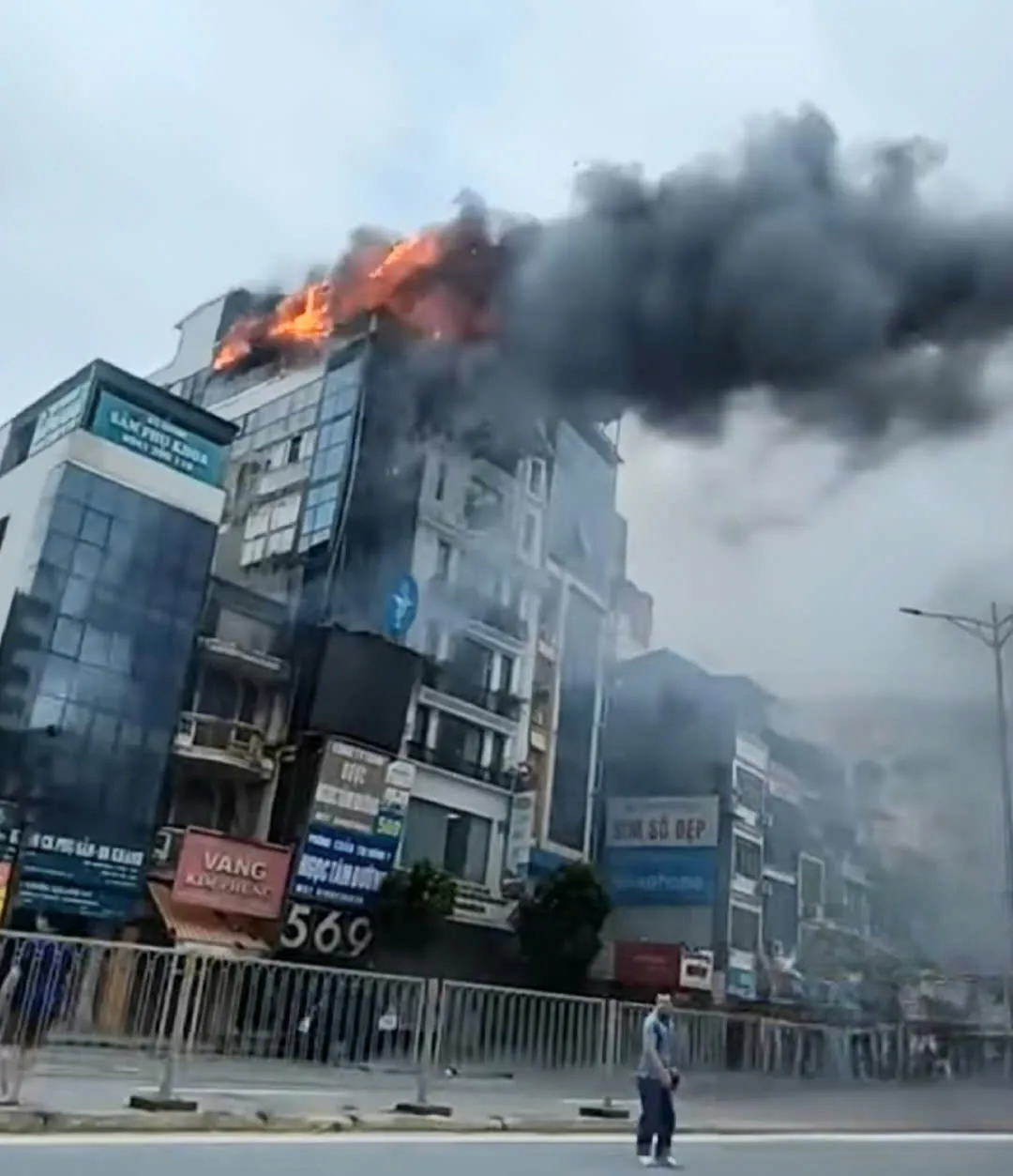 Hà Nội: cháy ngùn ngụt tại tầng tum ngôi nhà trên đường Giải Phóng