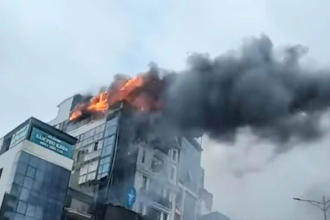 Hà Nội: cháy ngùn ngụt tại tầng tum ngôi nhà trên đường Giải Phóng