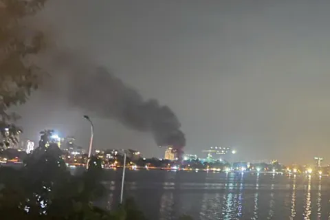 Hà Nội: cháy nhà trên phố Quảng Khánh, cột khói bốc cao hàng chục mét