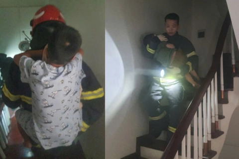 Cháy nhà ở phố Thái Hà trong đêm khuya, 7 người được cứu thoát
