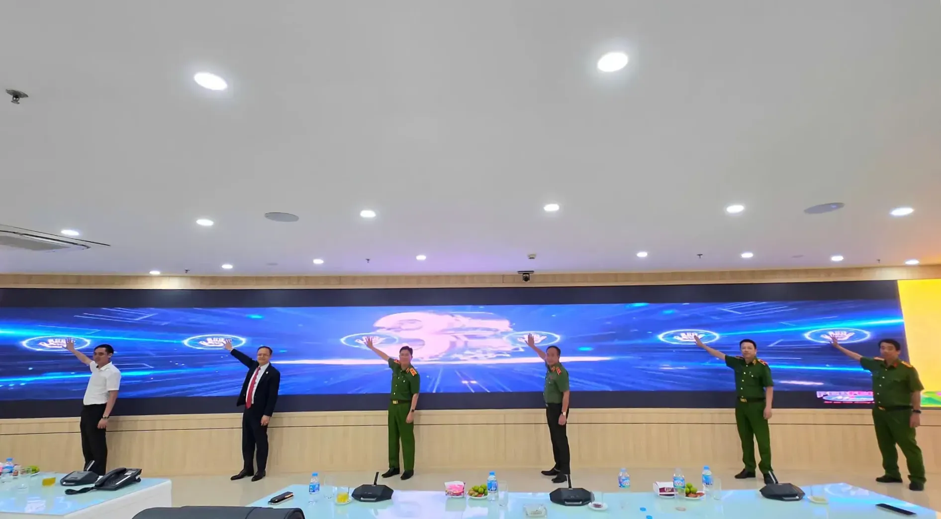 Hà Nội ra mắt Trung tâm Thông tin chỉ huy kết nối hệ thống truyền tin, báo cháy