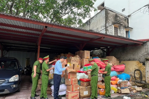 Hà Nội: 50 hộ kinh doanh ở La Phù tự giao nộp 25 tấn hàng giả, kém chất lượng