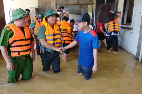 Phó Giám đốc Công an Hà Nội kiểm tra, động viên các chiến sỹ hỗ trợ Nhân dân vùng lũ