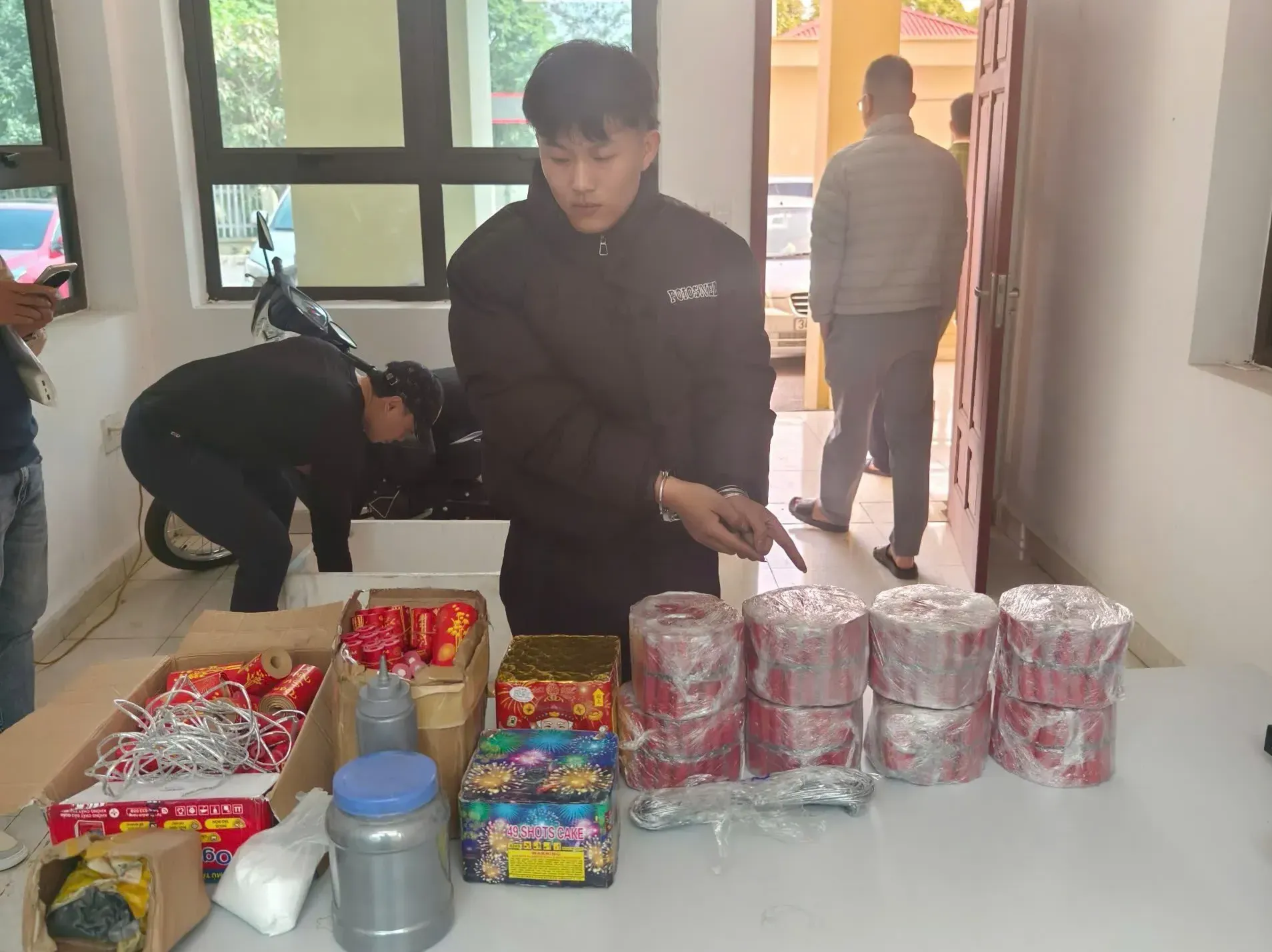 Bắt đối tượng Nguyễn Hùng Mạnh, tự sản xuất pháo rồi lừa bán trên Facebook