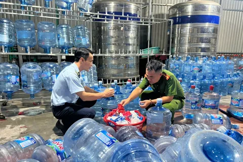 Triệt phá đường dây sản xuất nước Lavie giả cực lớn