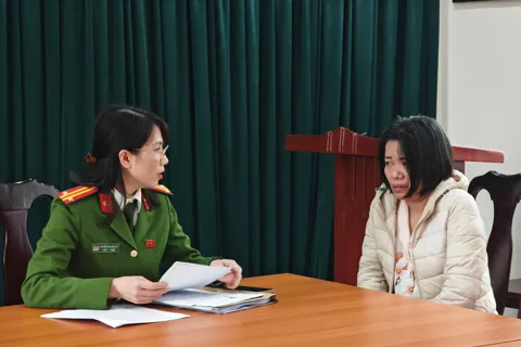 Bắt tạm giam nữ giúp việc hành hạ, đánh đập cụ bà 82 tuổi ở Hà Nội