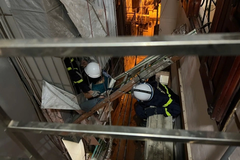 Cứu 1 người phụ nữ bị mắc kẹt tại ngôi nhà cao tầng ở Cầu Giấy