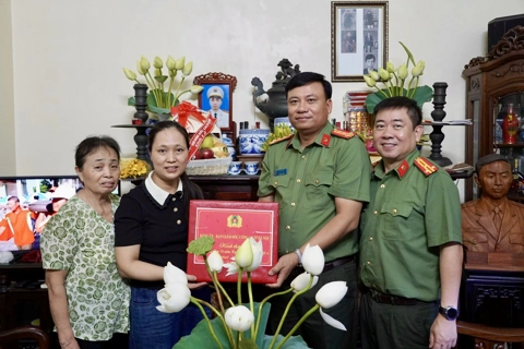 Công an TP Hà Nội tri ân gia đình Liệt sỹ Thượng tá Đặng Anh Quân