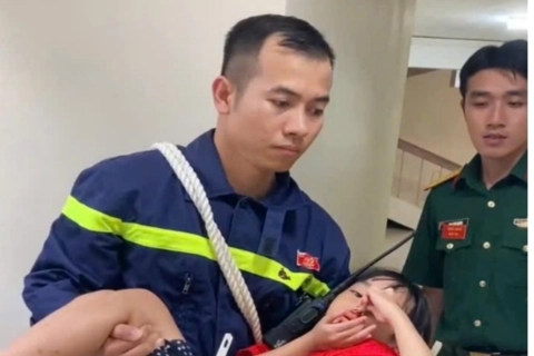 Hà Nội: cháu bé bị co giật được Cảnh sát phòng cháy chữa cháy sơ cứu kịp thời