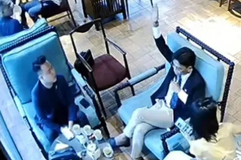 Hà Nội: bắt khẩn cấp đàn em “tổng tài” đánh người ở quán cà phê