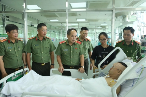 Trao tặng Bằng khen của Chủ tịch UBND TP Hà Nội cho cán bộ bị thương khi làm nhiệm vụ A80