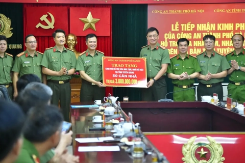 Công an TP Hà Nội trao tặng 3 tỷ đồng giúp Tuyên Quang xóa nhà tạm, dột nát
