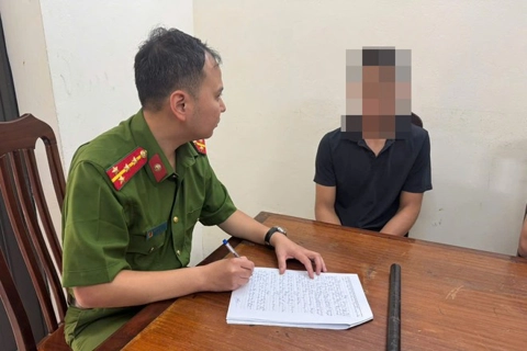 Làm rõ vụ nam thanh niên dùng gậy sắt chọc vào mặt người phụ nữ ở Hà Đông
