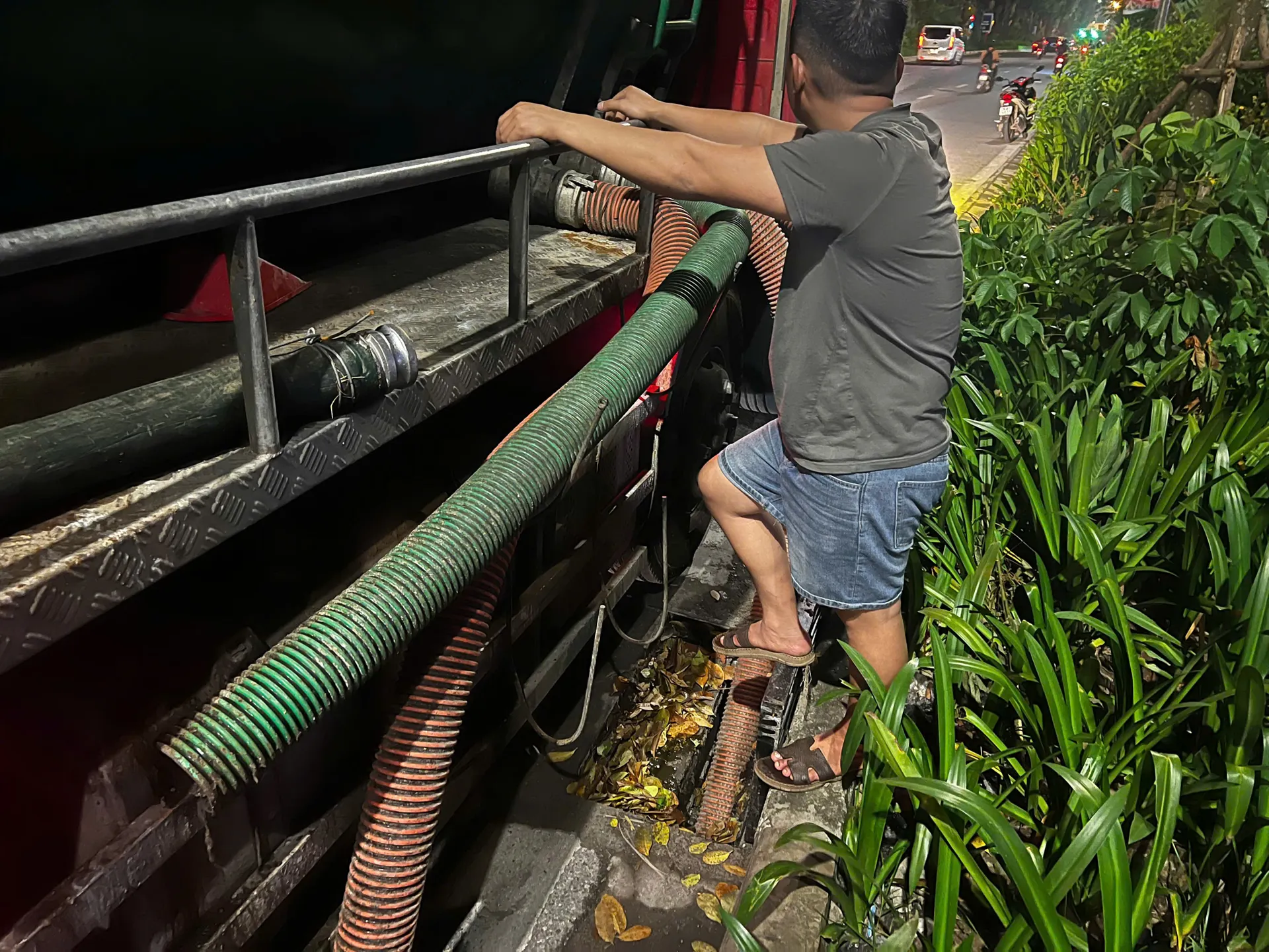 Bắt giữ 3 đối tượng xả trộm gần 50m3 chất thải bể phốt xuống sông Tô Lịch