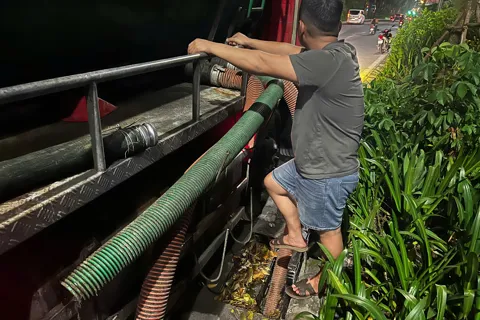 Bắt giữ 3 đối tượng xả trộm gần 50m3 chất thải bể phốt xuống sông Tô Lịch