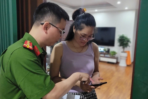 Theo chân công an phường hướng dẫn người dân góp ý, sửa đổi Hiến pháp qua ứng dụng VNeID
