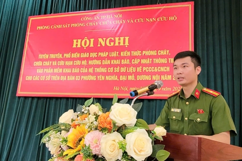 Hướng dẫn hàng trăm chủ cơ sở, hộ gia đình cập nhật dữ liệu, kết nối thiết bị báo cháy