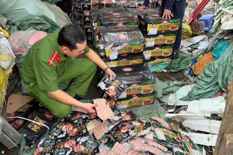 Hà Nội: thu giữ gần 1,7 tấn xúc xích "bẩn" bên trong kho hàng ở phường Từ Liêm