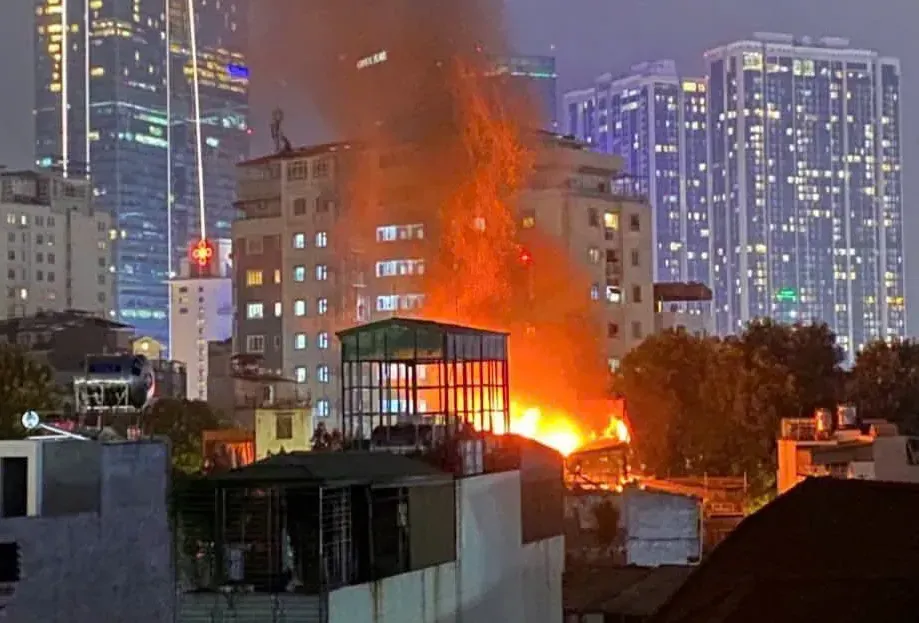 Hà Nội: cháy dữ dội trong đêm tại ngôi nhà 4 tầng ở đường La Thành