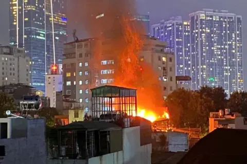 Hà Nội: cháy dữ dội trong đêm tại ngôi nhà 4 tầng ở đường La Thành