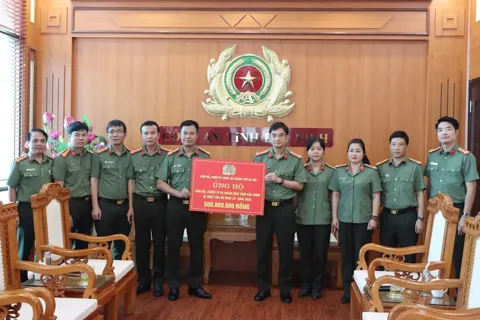 Công an Hà Nội quyên góp 11 tỷ đồng ủng hộ đồng bào khắc phục sau bão lũ