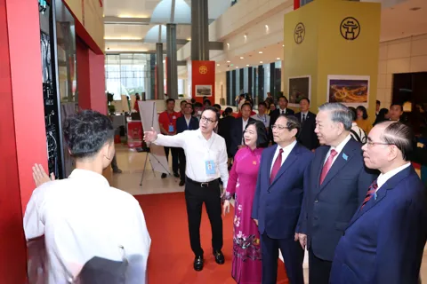 “Bức tường lịch sử số” tái hiện chặng đường vẻ vang của Đảng bộ Thành phố Hà Nội