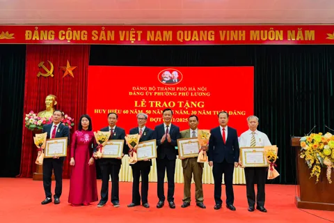 Phường Phú Lương trao Huy hiệu 60 năm tuổi Đảng