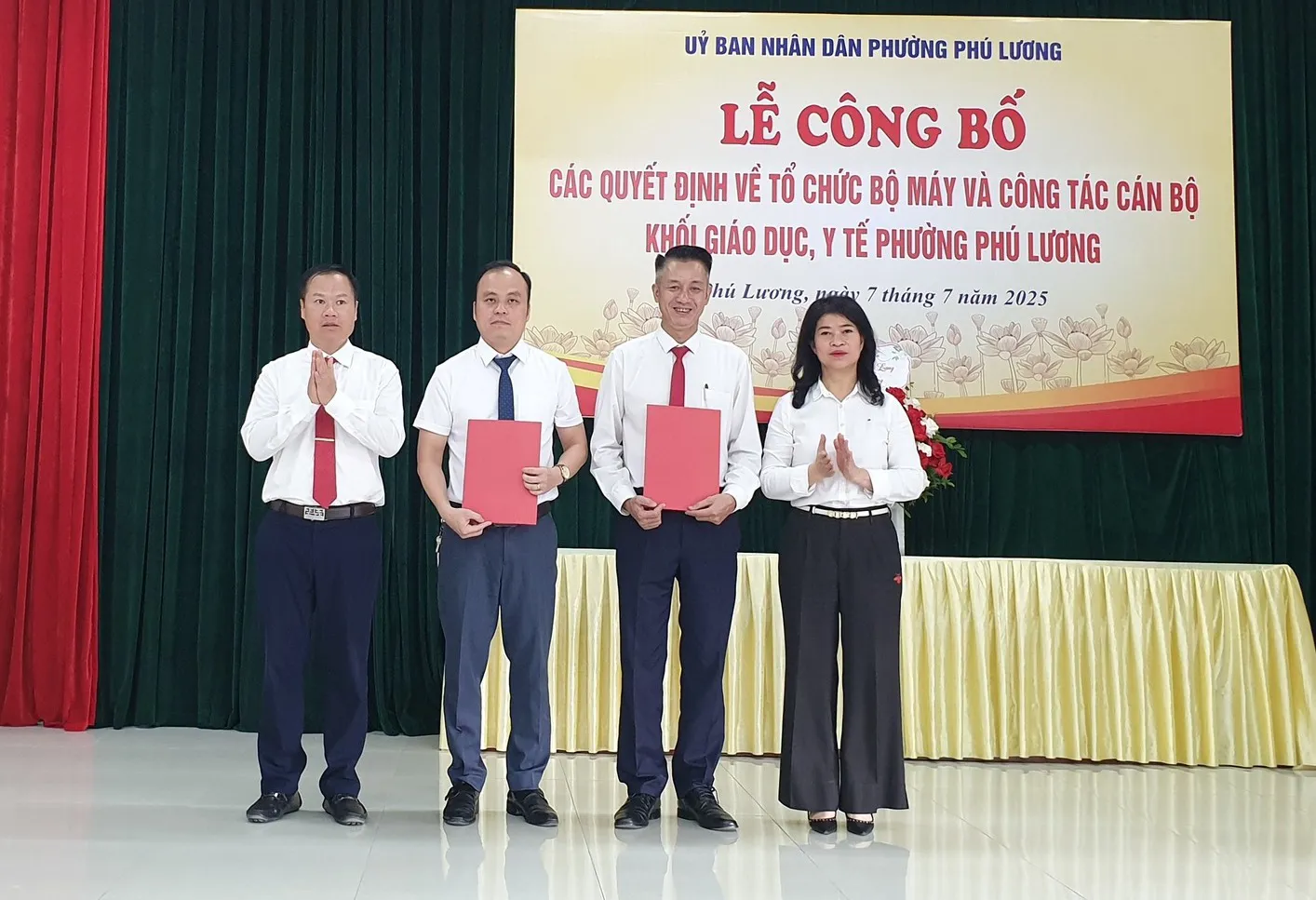 Công bố các quyết định về tổ chức bộ máy và công tác cán bộ khối giáo dục, y tế phường Phú Lương