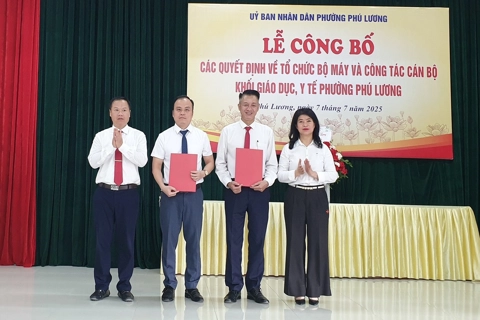 Công bố các quyết định về tổ chức bộ máy và công tác cán bộ khối giáo dục, y tế phường Phú Lương