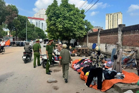 Công an phường Hà Đông ra quân giải tỏa hành lang giao thông, lập lại trật tự đô thị