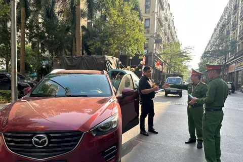 Tăng cường tuyên truyền và xử lý vi phạm dừng đỗ sai quy định 